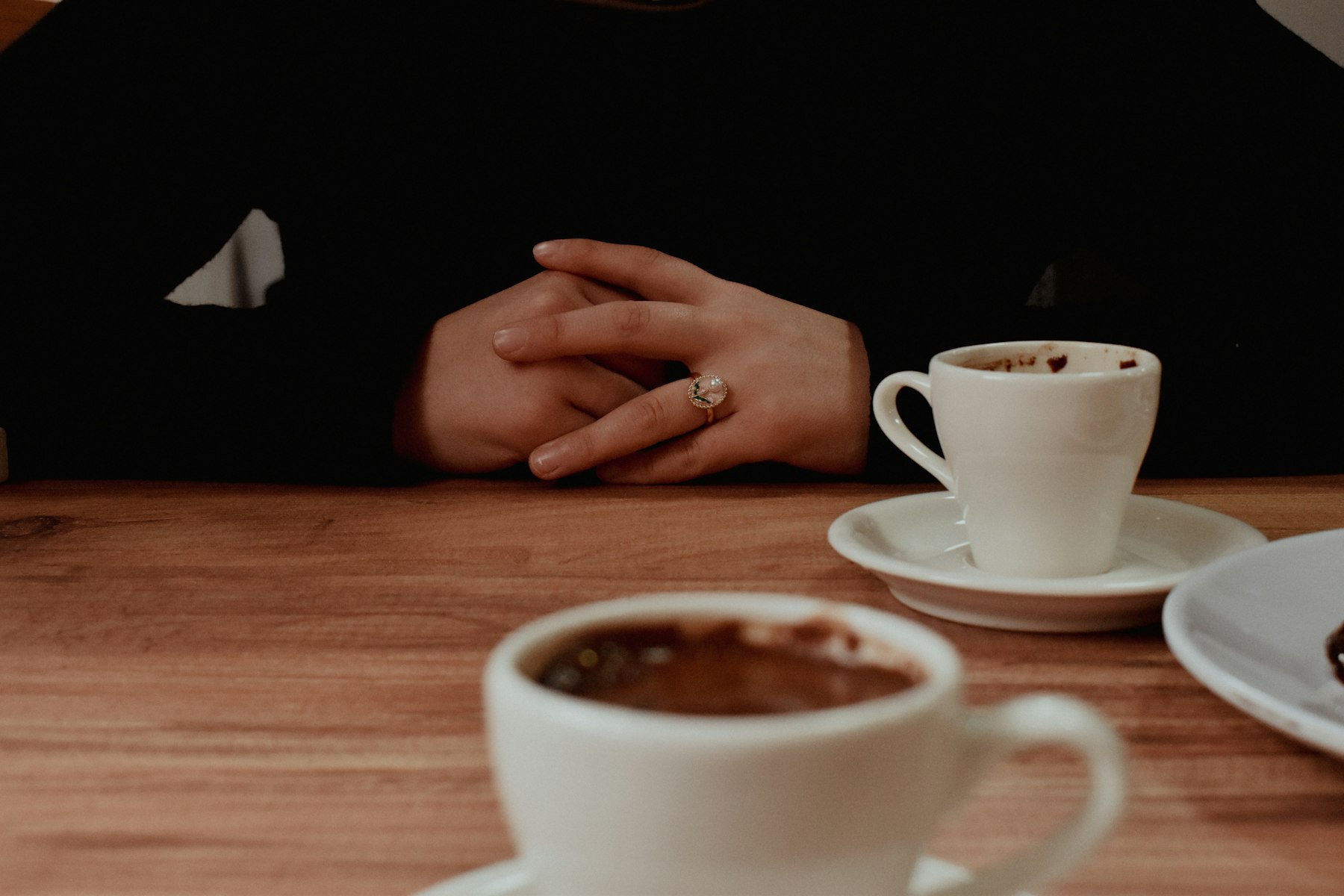 Zwei Tassen Kaffee auf einem Holztisch